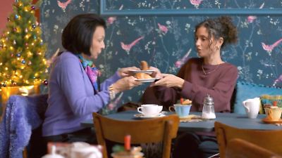 „Unter uns”: Naomi trinkt mit ihrer Mutter Kaffee in der Konditorei Weigel