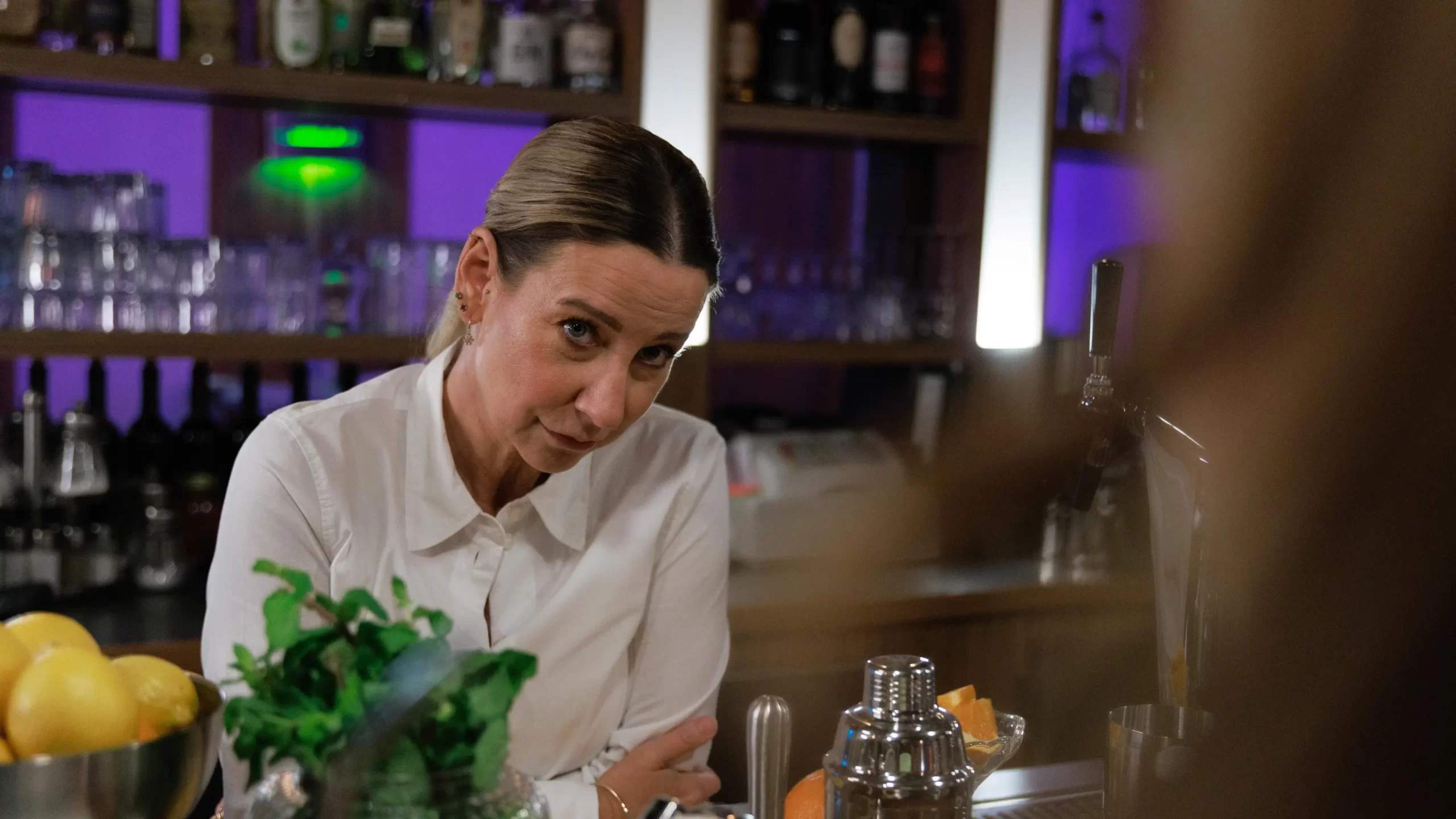 „Unter uns“- Folge 7788 auf RTL+: Ute erwischt Ferhat und Dana in einem vertrauten Moment