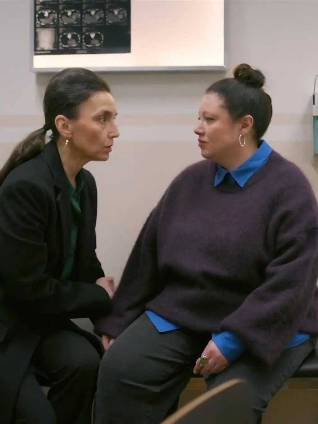 AWZ-Folge vom 13.08.25 auf RTL+: Lucie entdeckt Gabriella an ihrem Schreibtisch