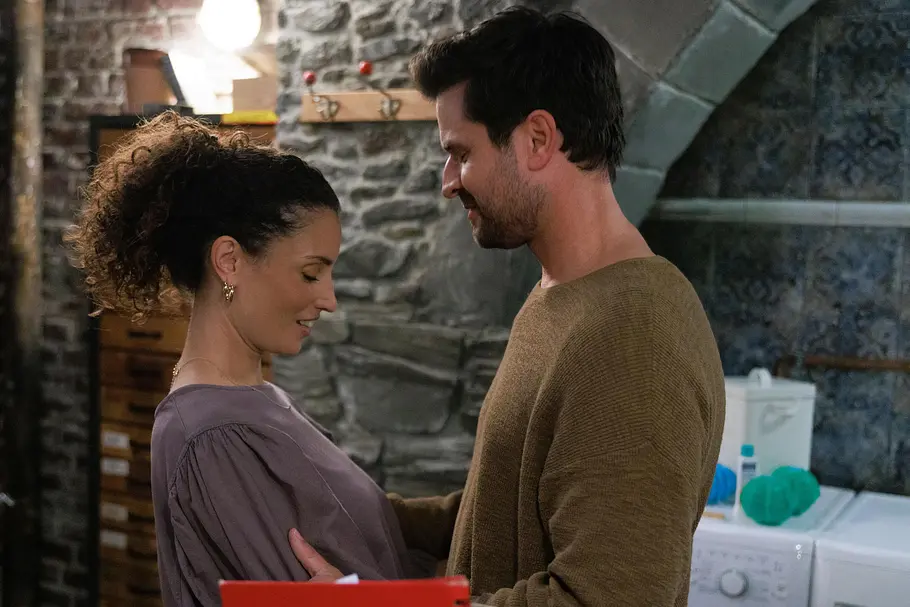 “Unter uns” heute im Fernsehen und Live-Stream mit “Küss mich, Traumtyp!”