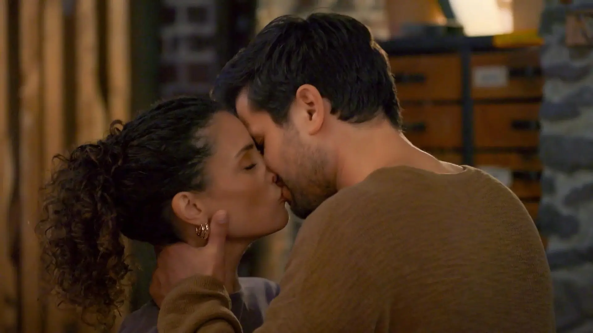 „Unter uns“-Vorschau vom 14.01.25 auf RTL+: Zwischen Paco und Naomi kommt es zum Kuss