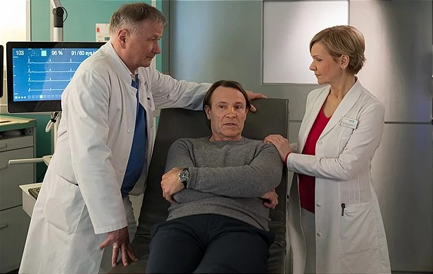 „In aller Freundschaft“ heute: Roland kämpft mit dem Umzug