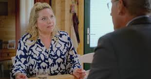 Die Landarztpraxis spoiler:„HAUEN SIE AB!“ – Sarah wird in ihrer Wohnung BEDROHT