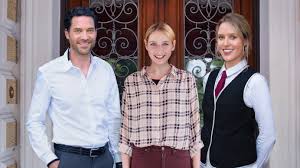 „Sturm der Liebe“: Zwei neue Schauspieler am Set – Neuzugänge schwärmen von Dreharbeiten