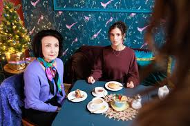 „Unter uns”-Vorschau am 23.12.25 im TV: Naomi holt ihre Mutter gegen Brittas Wunsch in die Schillerallee