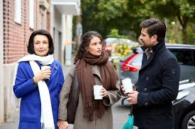 „Unter uns“-Folge 7805 auf RTL+: Micaela schickt Bambi zweideutige Text-Nachrichten