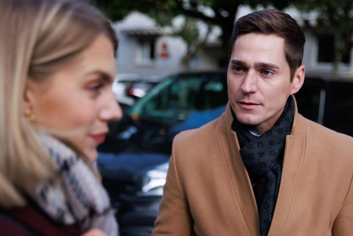 &bdquo;Unter uns&ldquo;-Folge 7805 auf RTL+ – Benedikt und Stella einigen sich auf einen Deal