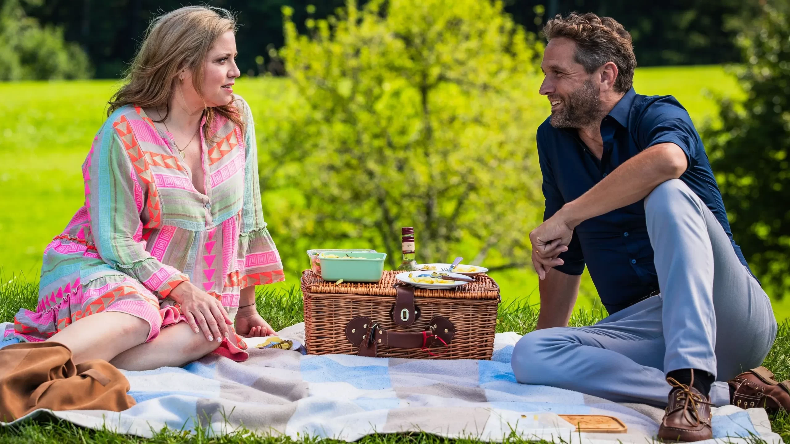 Caroline Frier verrät: Wie harmonisch geht es Backstage bei der “Landarztpraxis” wirklich zu?