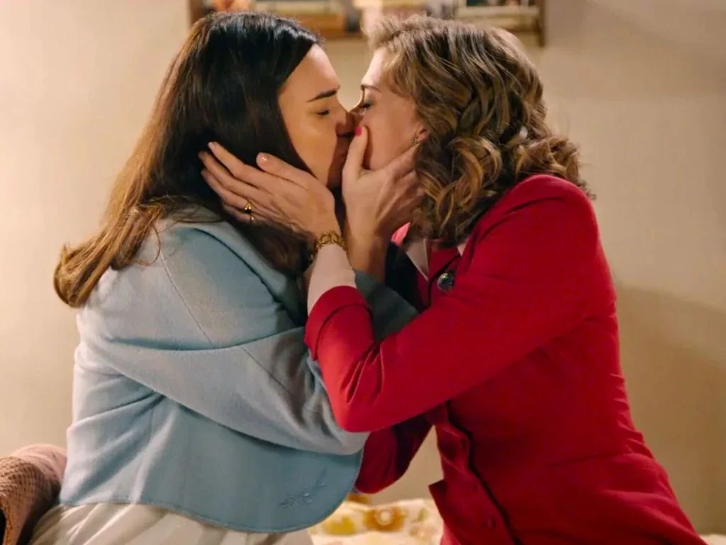 Alba Brunet vuelve a ‘Sueños de libertad’ tras su maternidad y revoluciona el set con su bebé y un cambio de look