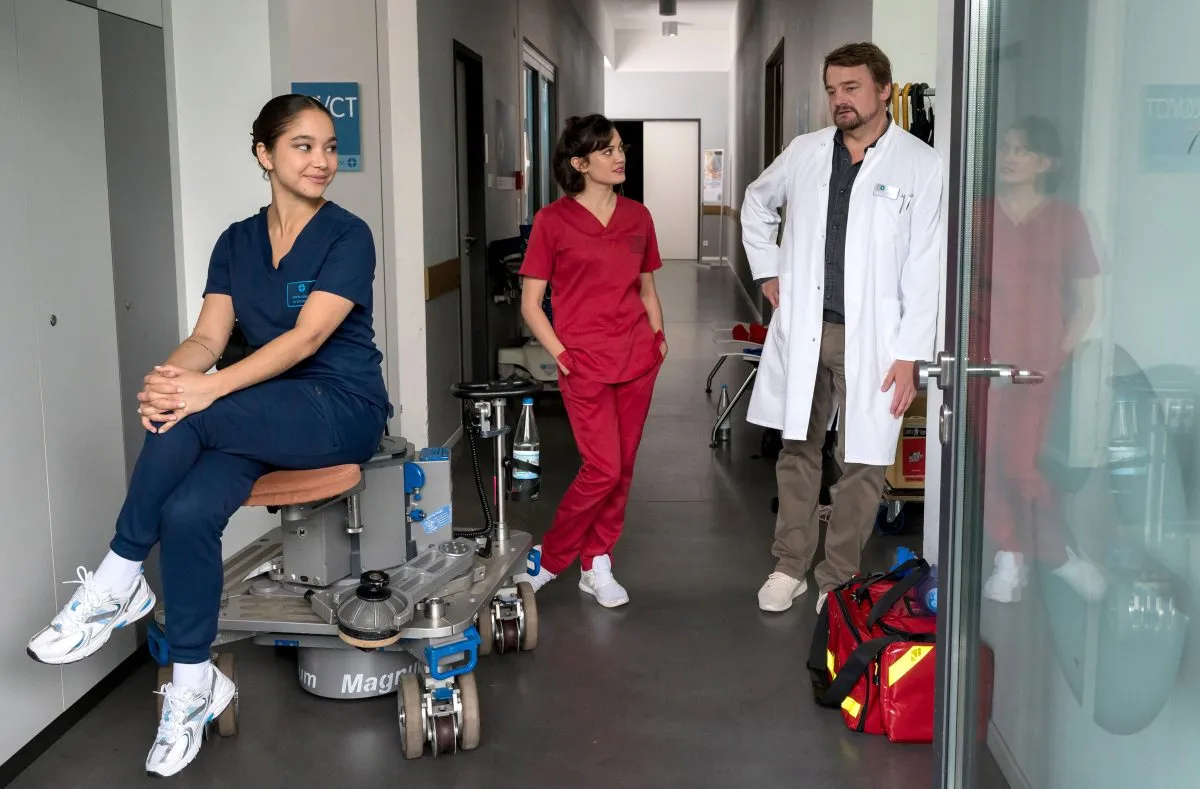 „In aller Freundschaft – die jungen Ärzte“: Krankenpfleger packt bei Show-Debüt aus – „Ist häufiger eskaliert“