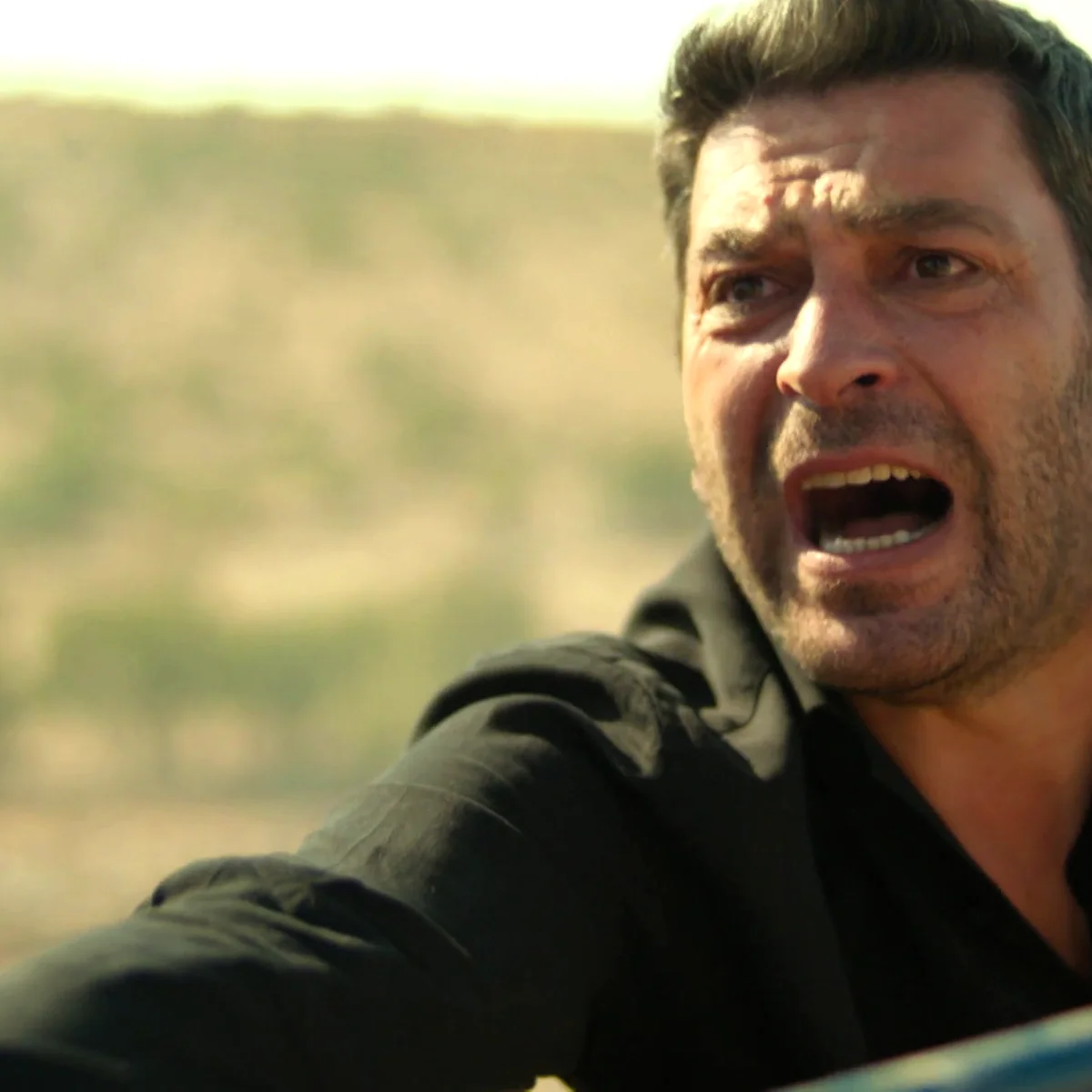 &iexcl;La promesa m&aacute;s dif&iacute;cil! Cihan descubre el &uacute;ltimo deseo de su hermano Boran en En tierra lejana